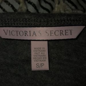 Gray quarter sleeve shirt